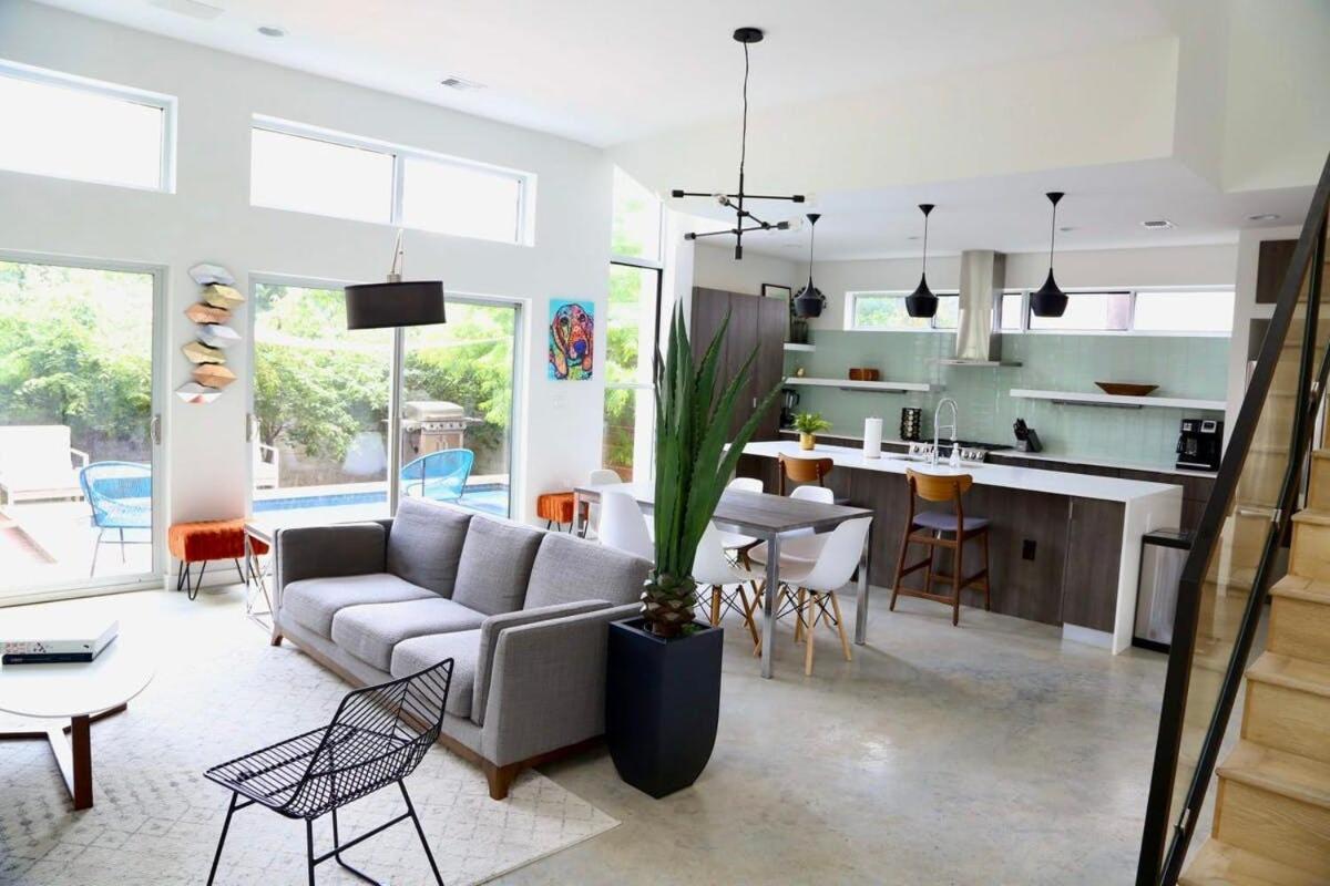Stunning Modern W Pool & Hot Tub In Dt Holiday home Austin