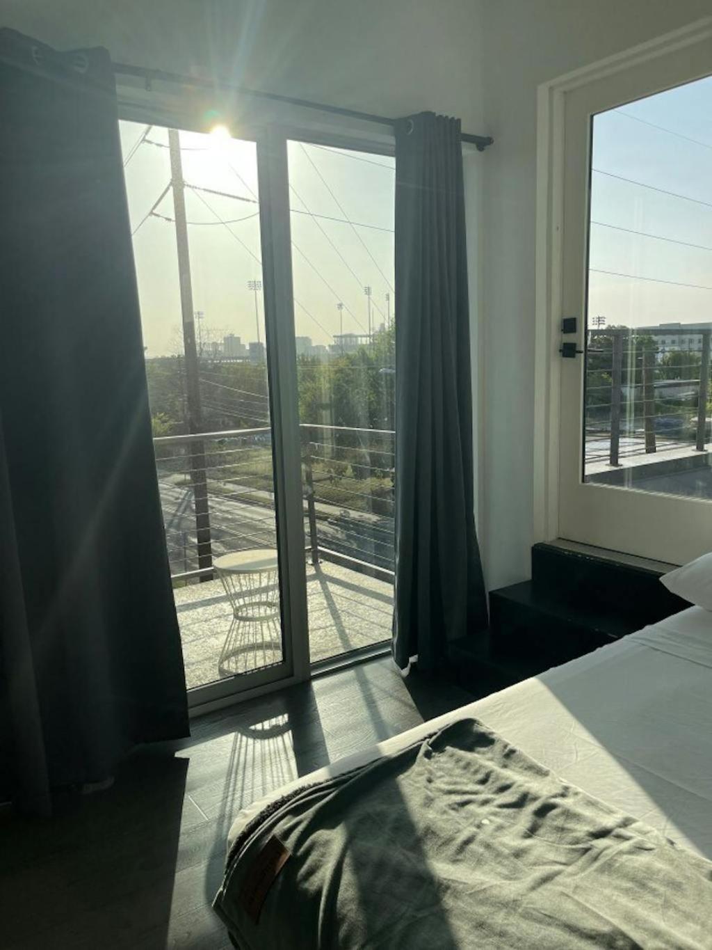 Game Day Penthouse Steps From Ut Sports Apartment