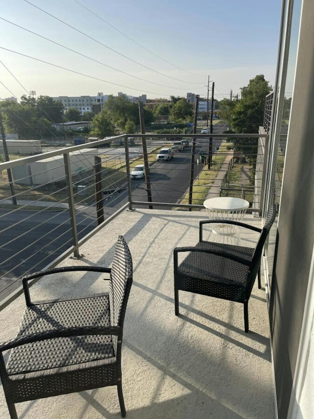 Game Day Penthouse Steps From Ut Sports Apartment