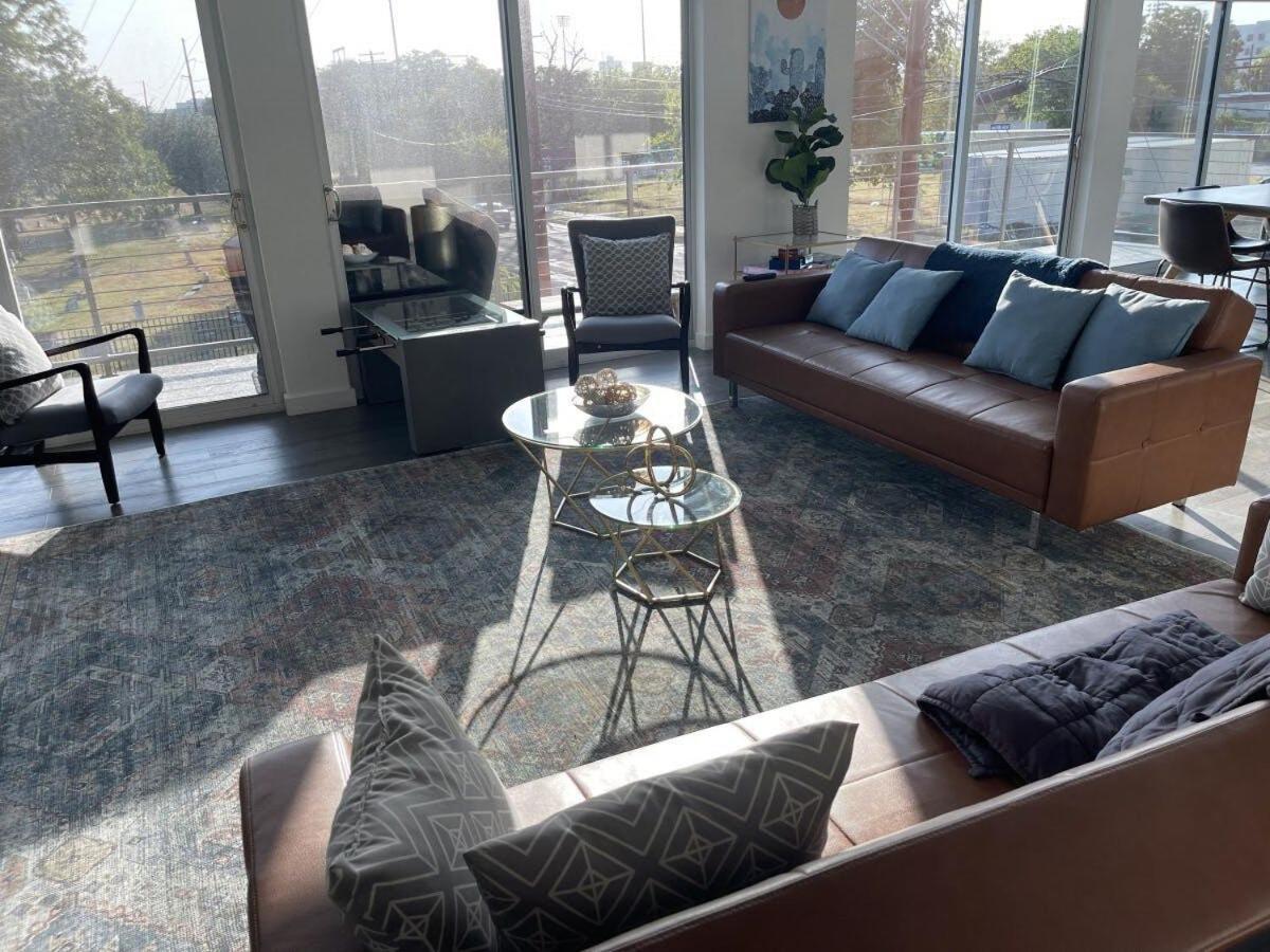 Game Day Penthouse Steps From Ut Sports