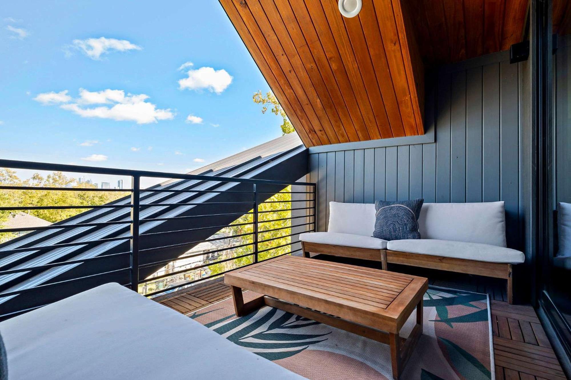 Soco - Backyard - Balconies - Dt *