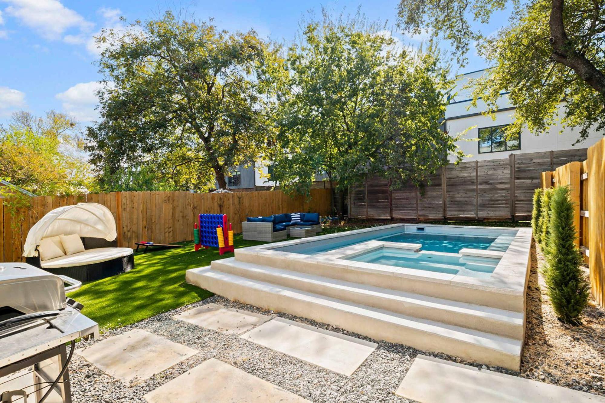 Soco - Backyard - Balconies - Dt *