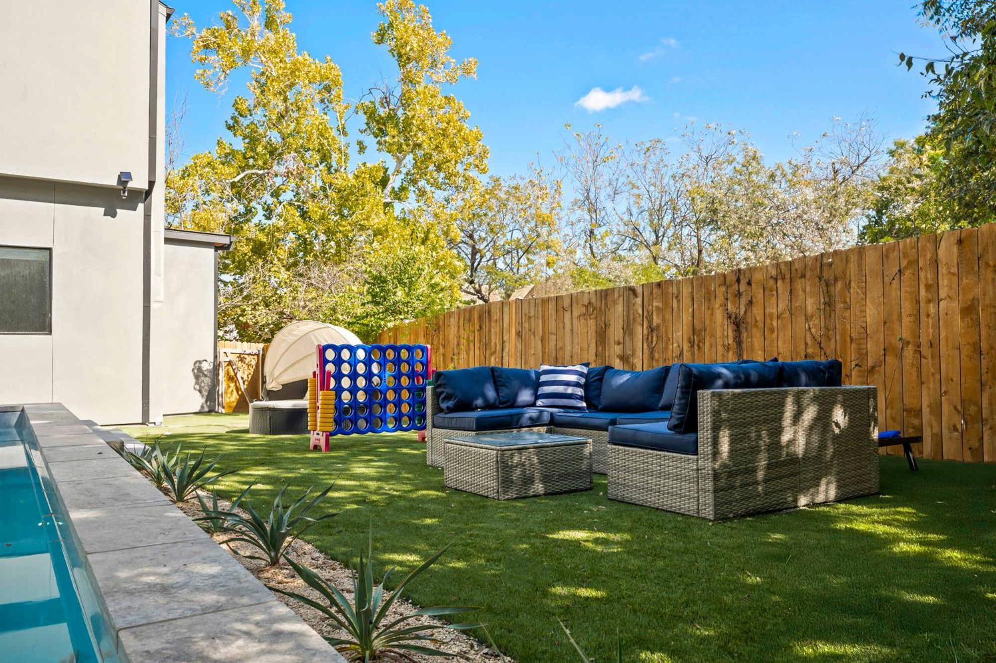 Soco - Backyard - Balconies - Dt