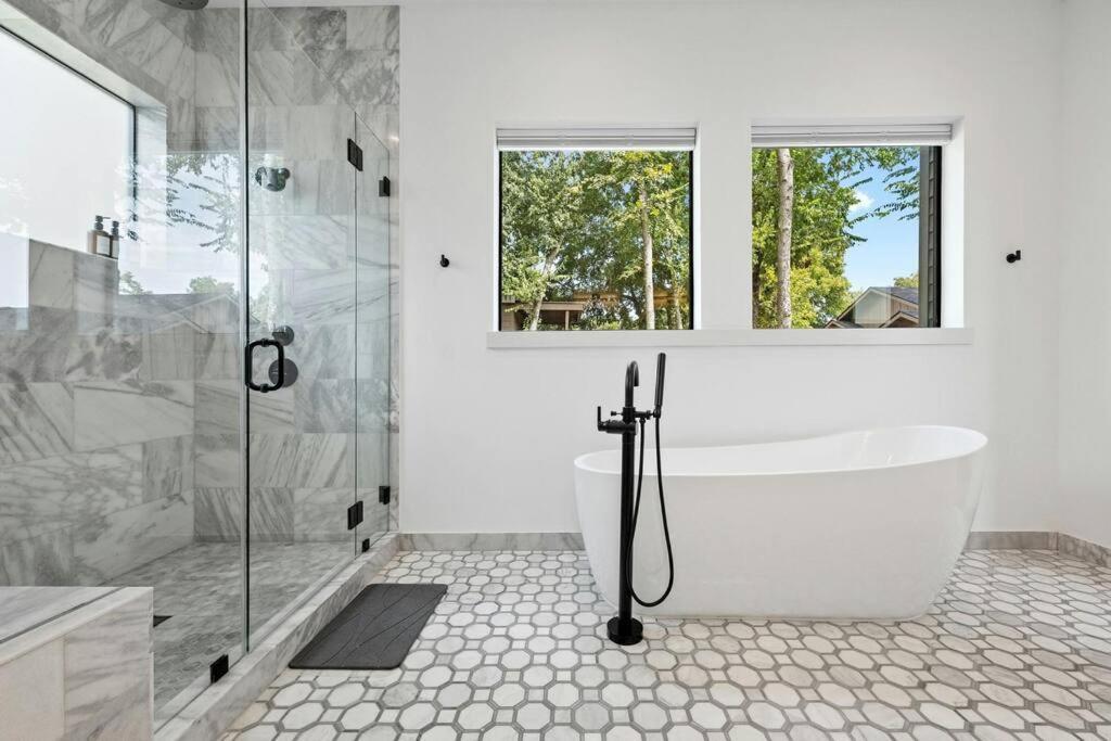 New 4 Bdrm I Heated Pool Prime Location Mins To Dt Holiday home
