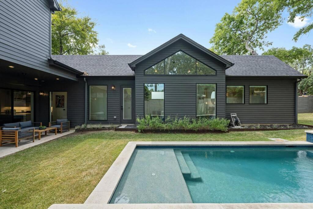 Holiday home New 4 Bdrm I Heated Pool Prime Location Mins To Dt *
