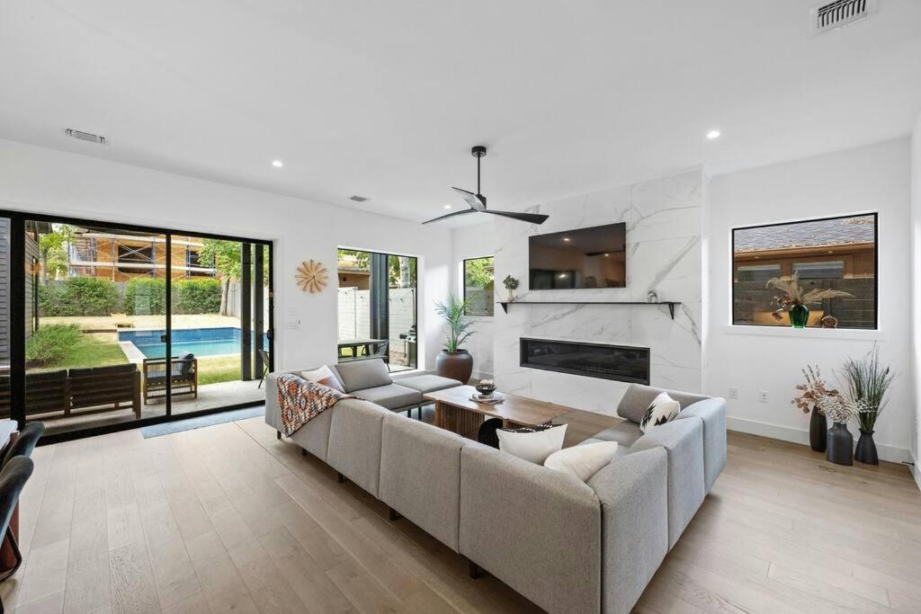 Holiday home New 4 Bdrm I Heated Pool Prime Location Mins To Dt