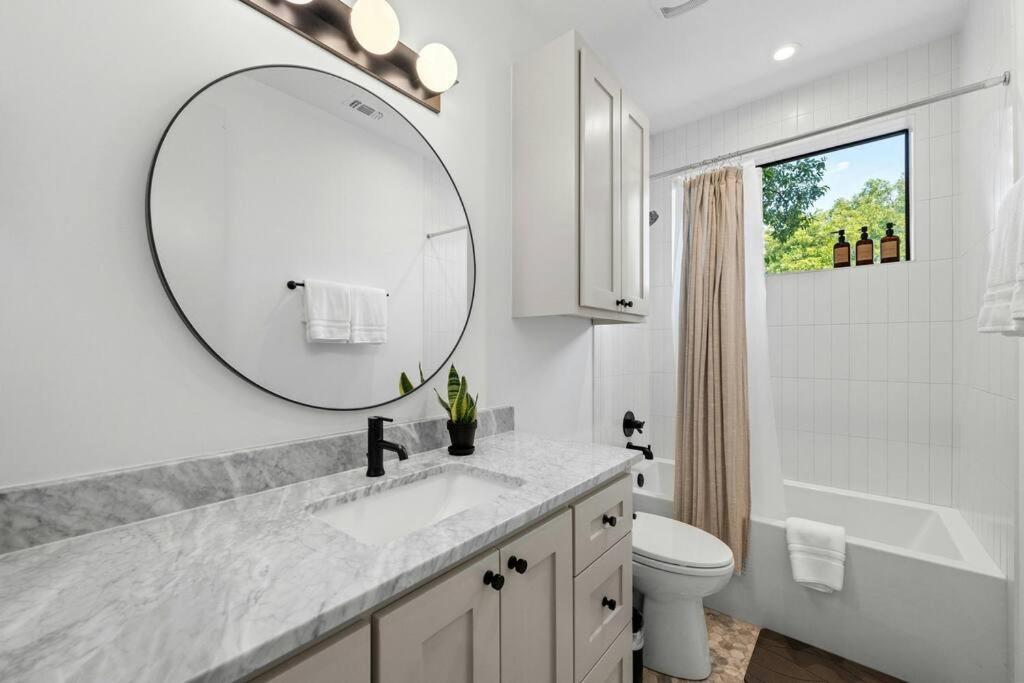 New 4 Bdrm I Heated Pool Prime Location Mins To Dt Holiday home Austin