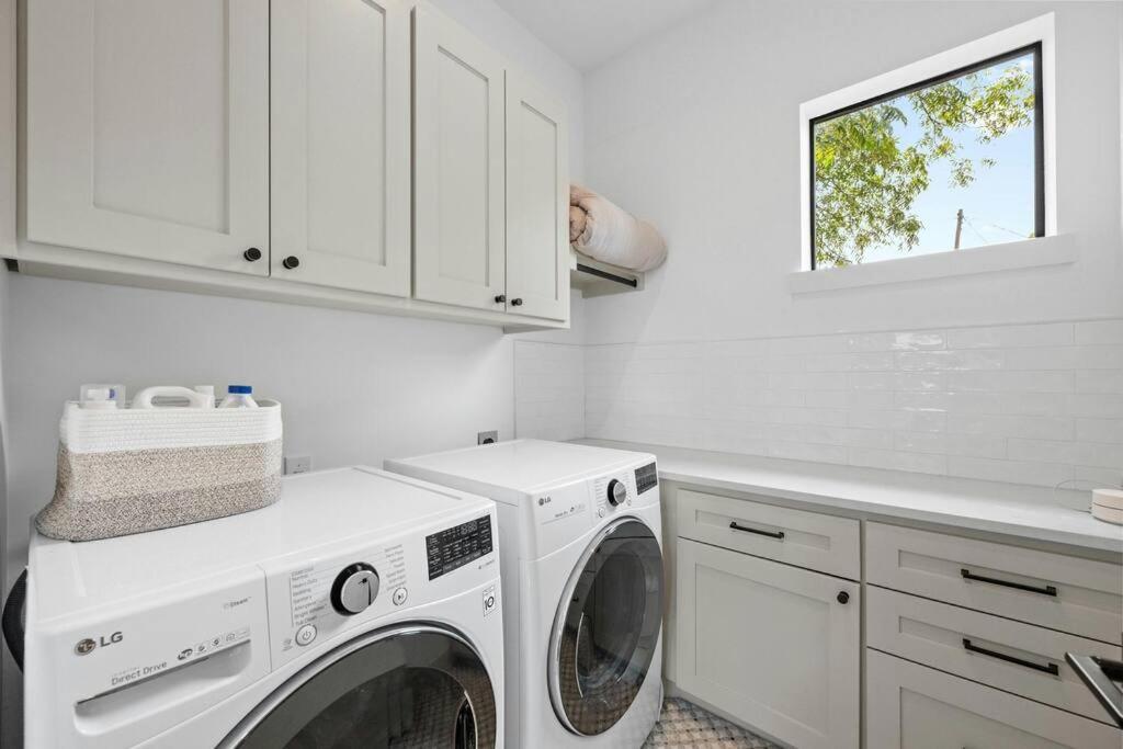 Holiday home New 4 Bdrm I Heated Pool Prime Location Mins To Dt Austin