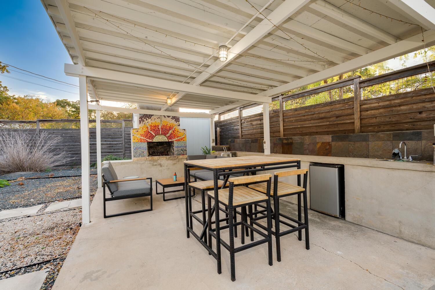 Two-home Heart Of Compound & Karaoke Lounge *