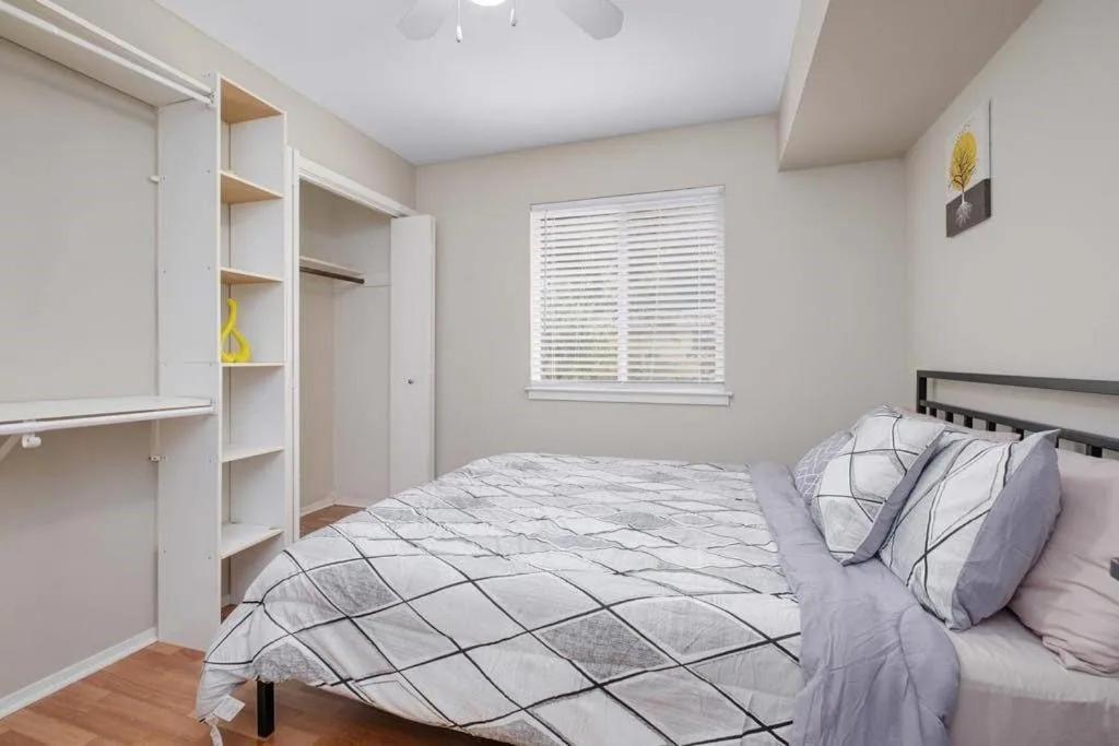 Holiday home New King Bed House 15 Mins From Westlake Hospital Austin