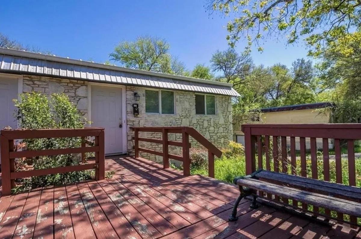 New King Bed House 15 Mins From Westlake Hospital Holiday home