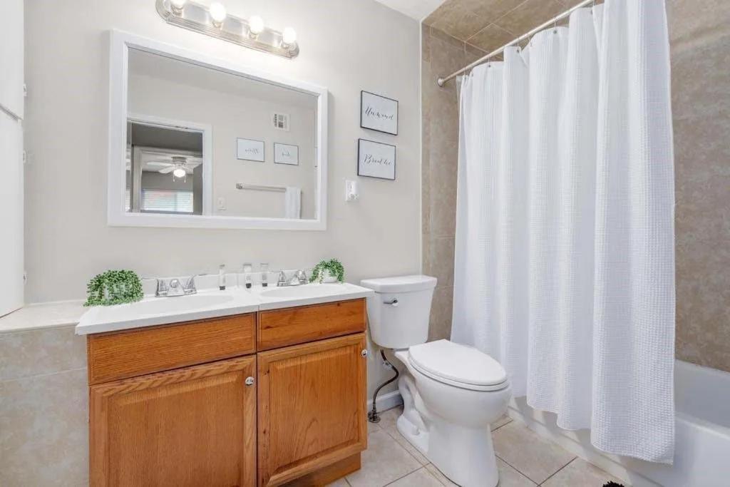New King Bed House 15 Mins From Westlake Hospital Holiday home