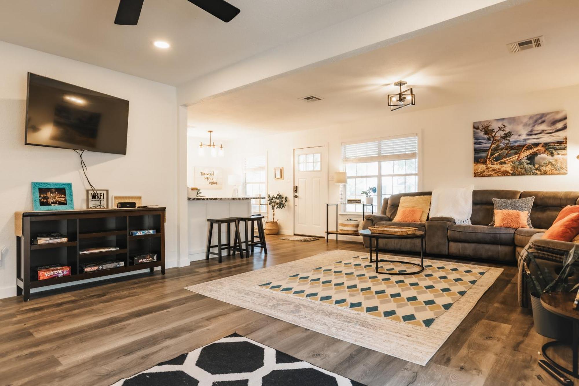 Modern Atx Escape - Walks To Lake, Spacious, King Bed Holiday home *