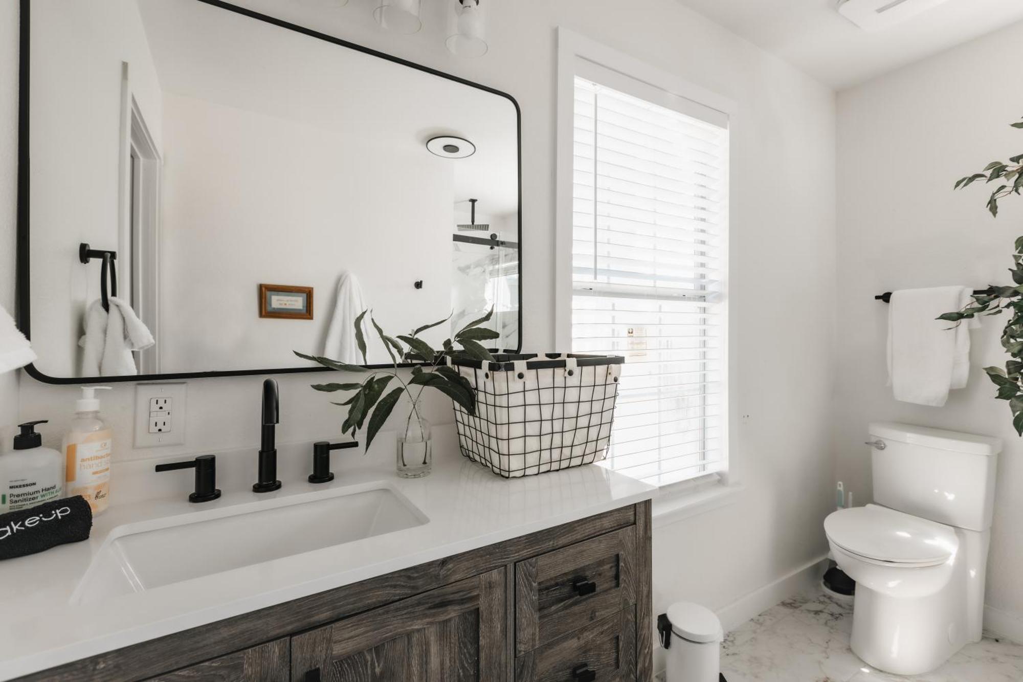 Modern Atx Escape - Walks To Lake, Spacious, King Bed * Austin