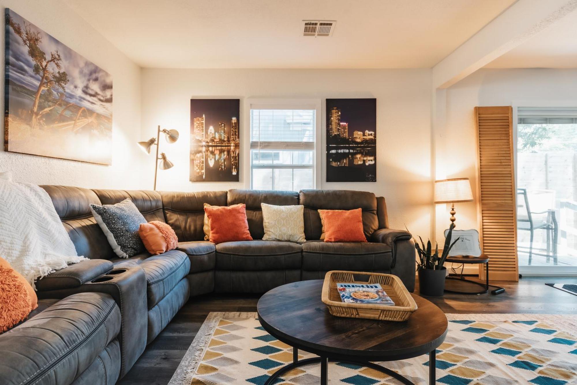Modern Atx Escape - Walks To Lake, Spacious, King Bed Holiday home Austin
