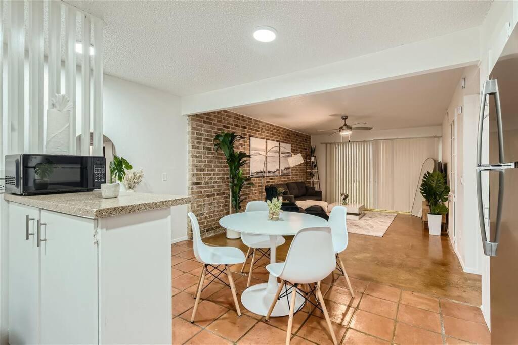 Walkable Dtwn 2b Getaway - Sleeps 5 - Pool, Prkg Apartment *