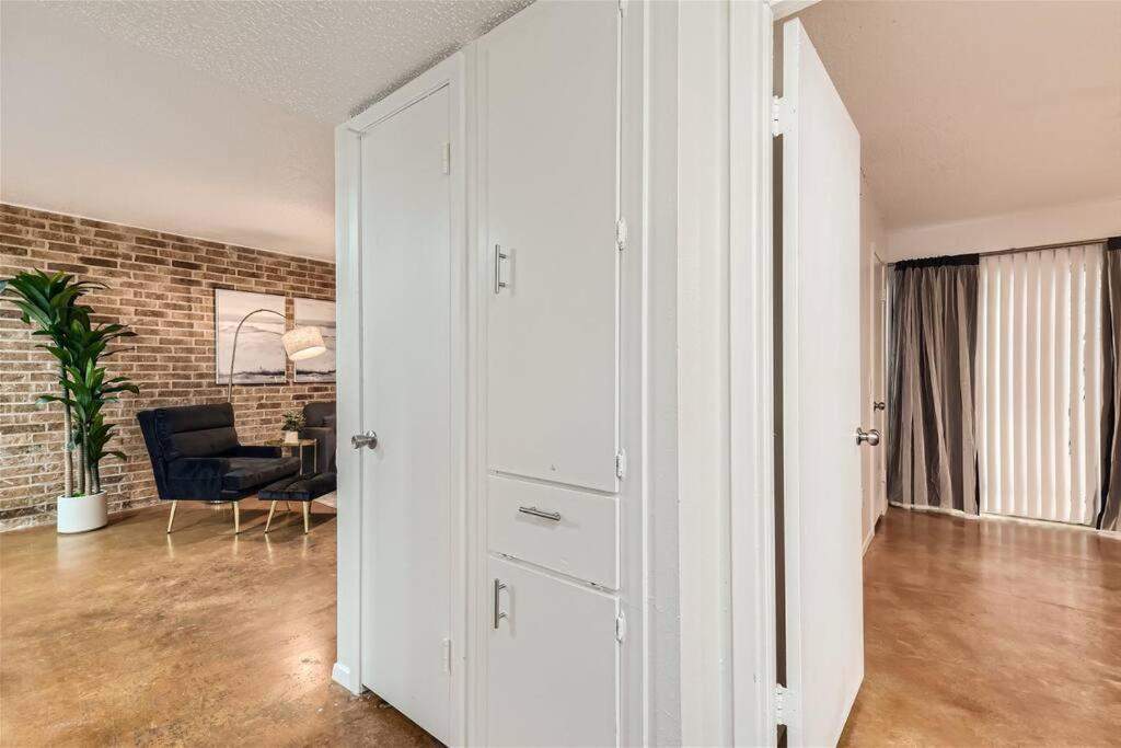 Walkable Dtwn 2b Getaway - Sleeps 5 - Pool, Prkg Austin