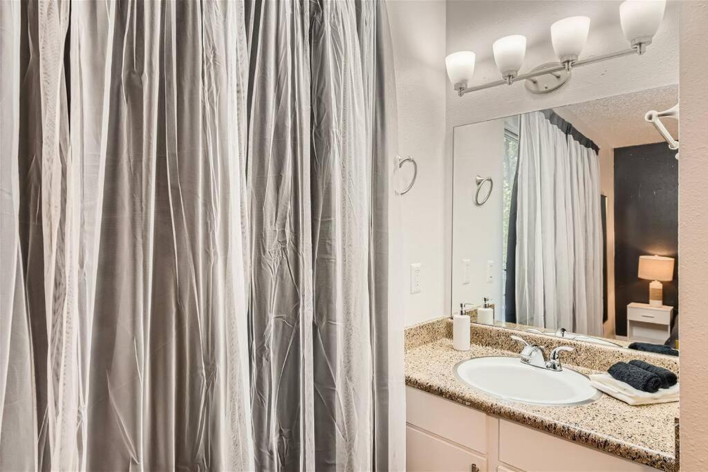 Apartment Walkable Dtwn 2b Getaway - Sleeps 5 - Pool, Prkg