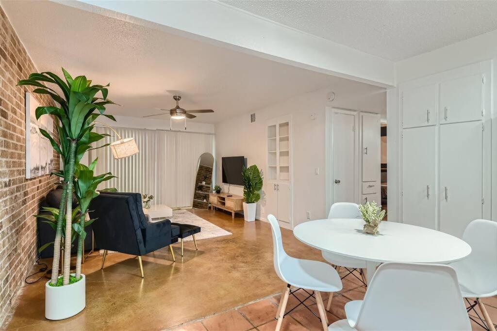 Walkable Dtwn 2b Getaway - Sleeps 5 - Pool, Prkg Apartment Austin