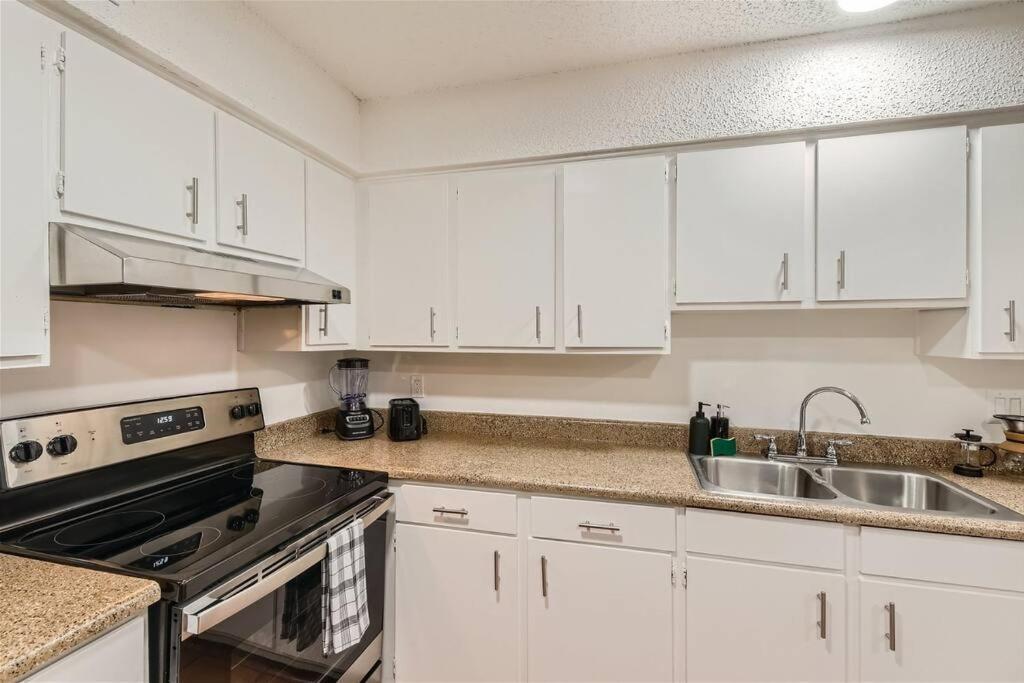Walkable Dtwn 2b Getaway - Sleeps 5 - Pool, Prkg *