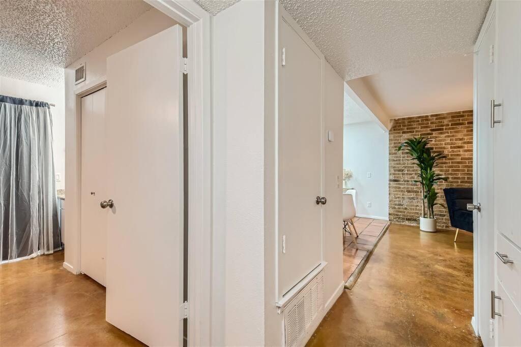 Walkable Dtwn 2b Getaway - Sleeps 5 - Pool, Prkg Apartment *