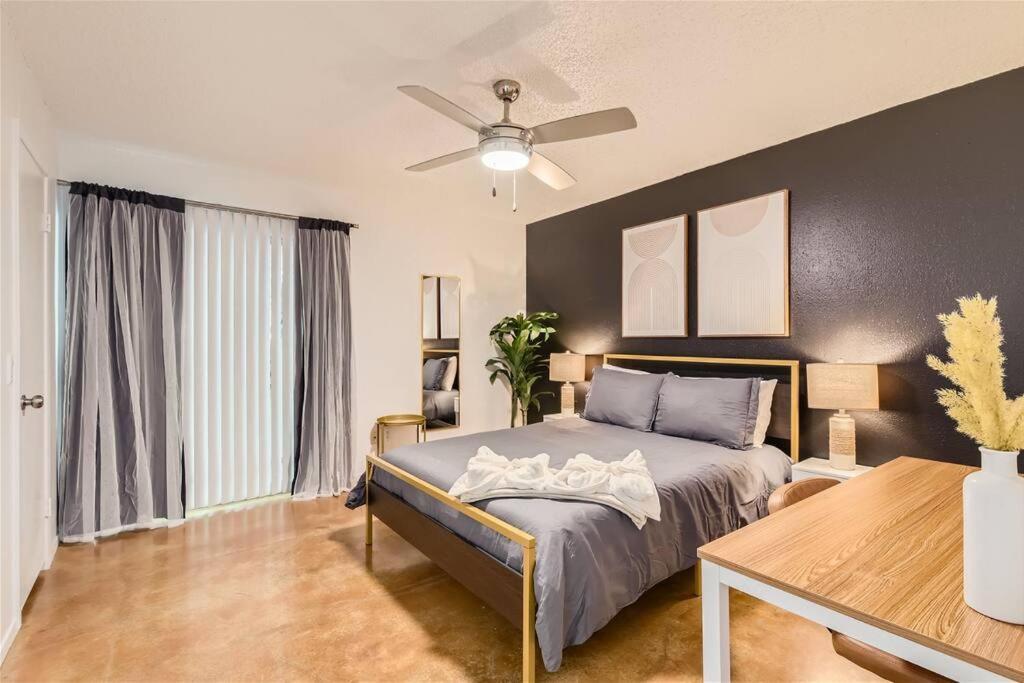 Walkable Dtwn 2b Getaway - Sleeps 5 - Pool, Prkg Austin