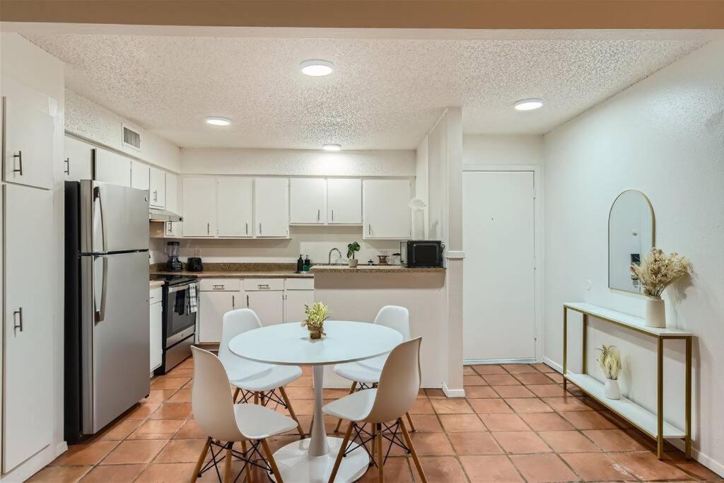Walkable Dtwn 2b Getaway - Sleeps 5 - Pool, Prkg Apartment