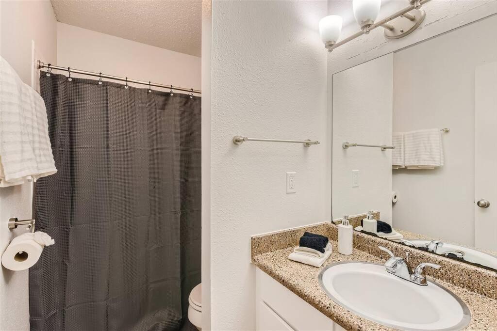 Walkable Dtwn 2b Getaway - Sleeps 5 - Pool, Prkg Apartment Austin