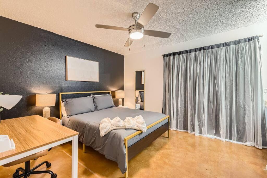Walkable Dtwn 2b Getaway - Sleeps 5 - Pool, Prkg Austin