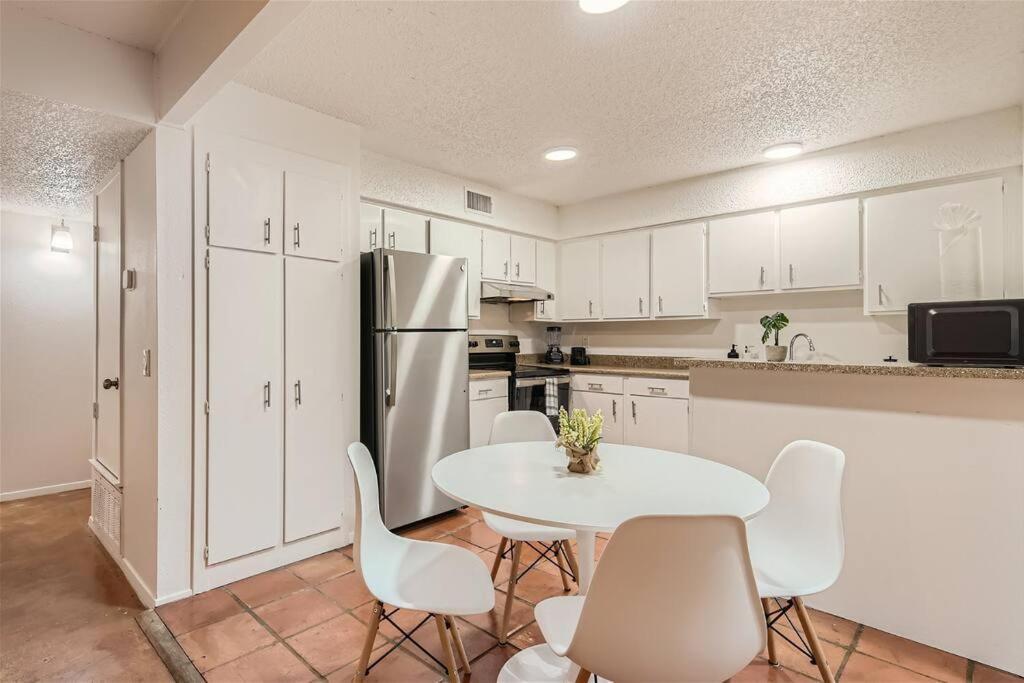 Walkable Dtwn 2b Getaway - Sleeps 5 - Pool, Prkg * Austin