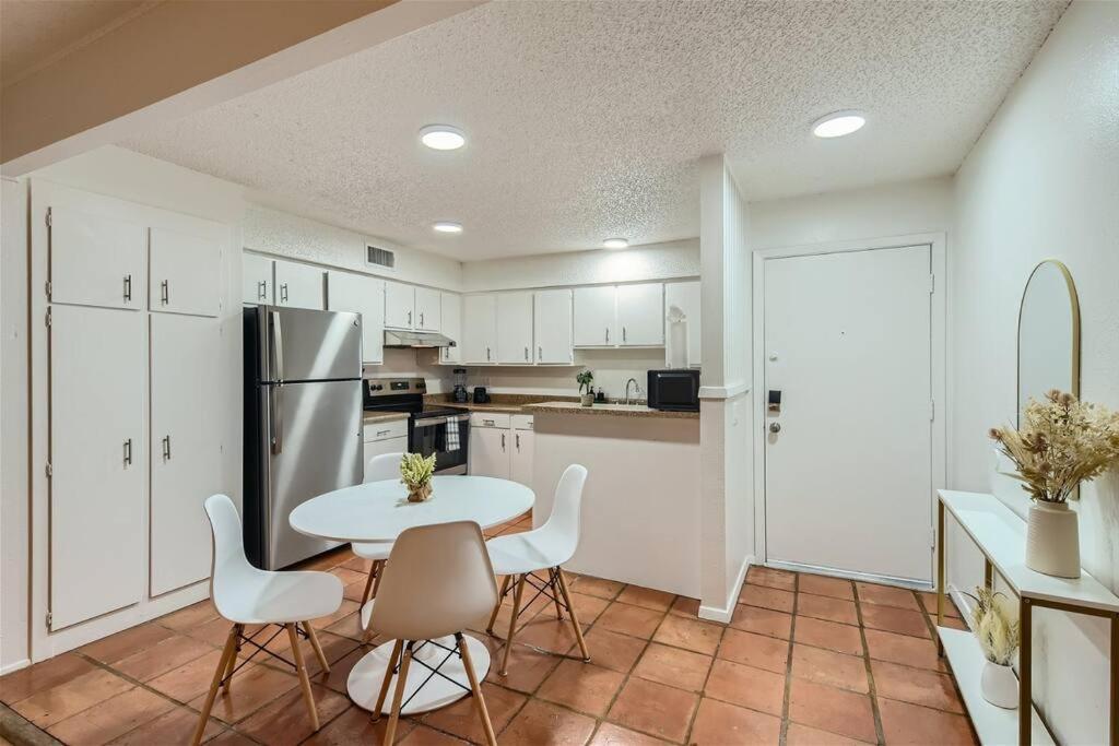 Walkable Dtwn 2b Getaway - Sleeps 5 - Pool, Prkg Apartment *