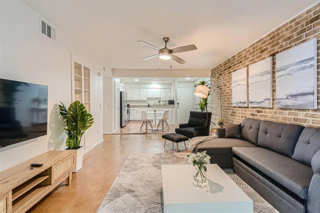 Walkable Dtwn 2b Getaway - Sleeps 5 - Pool, Prkg Apartment Austin