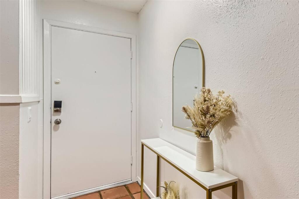 Walkable Dtwn 2b Getaway - Sleeps 5 - Pool, Prkg *
