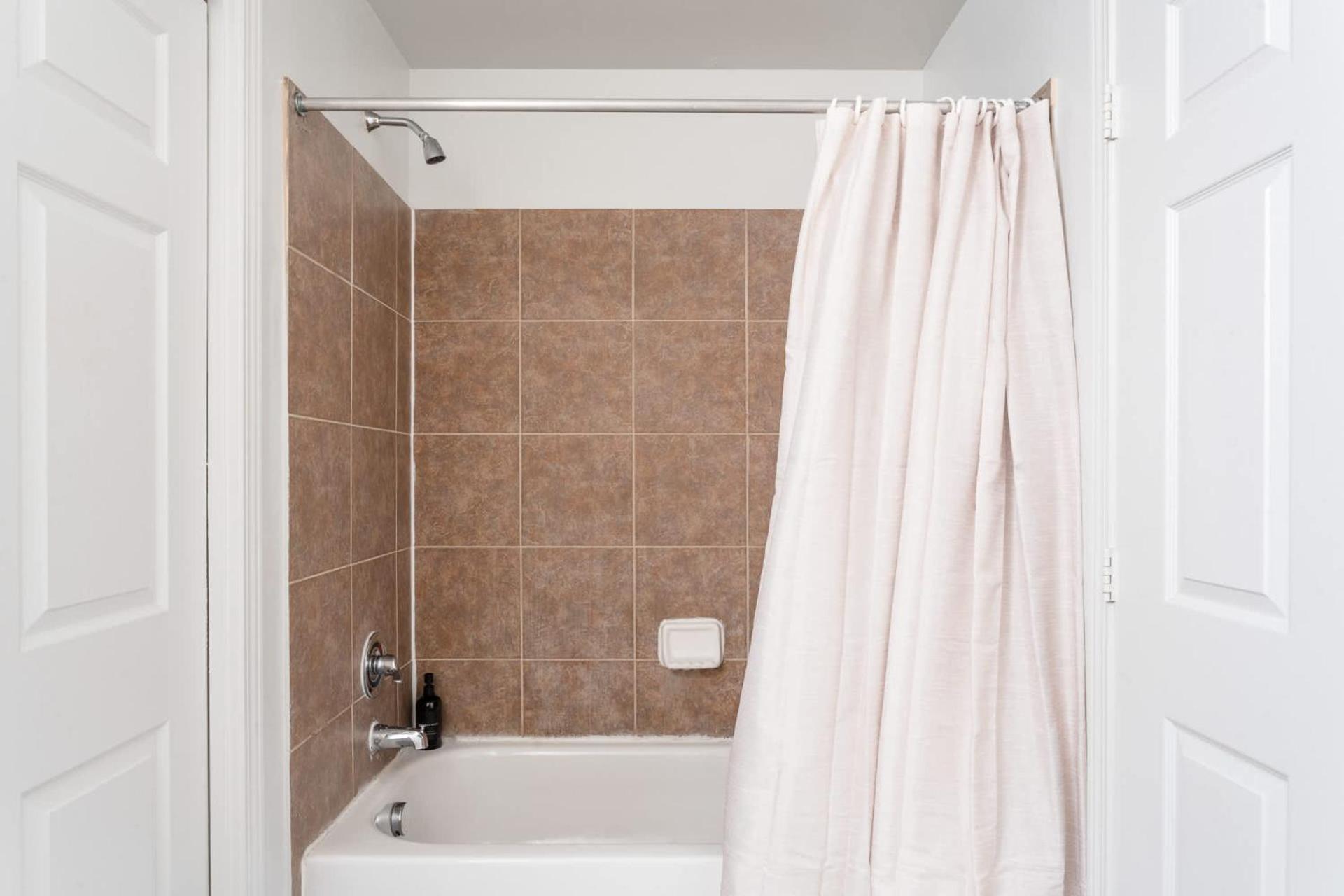 Apartment Upstay 4br W Gym Access Pool & Game