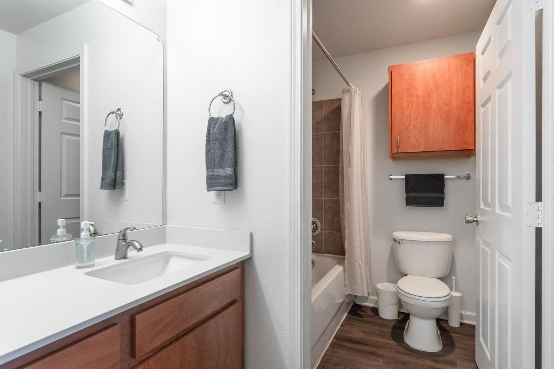 Apartment Upstay 4br W Gym Access Pool & Game