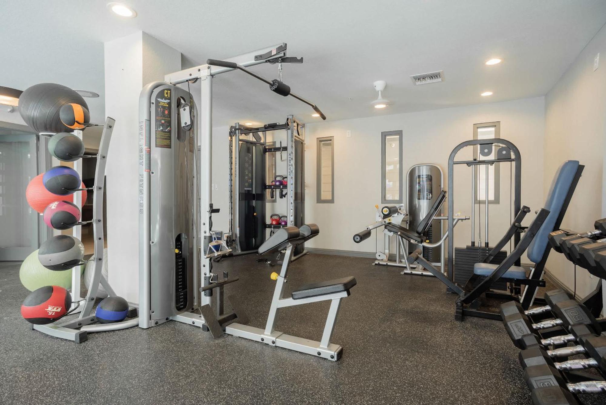Apartment Upstay 4br W Gym Access Pool & Game