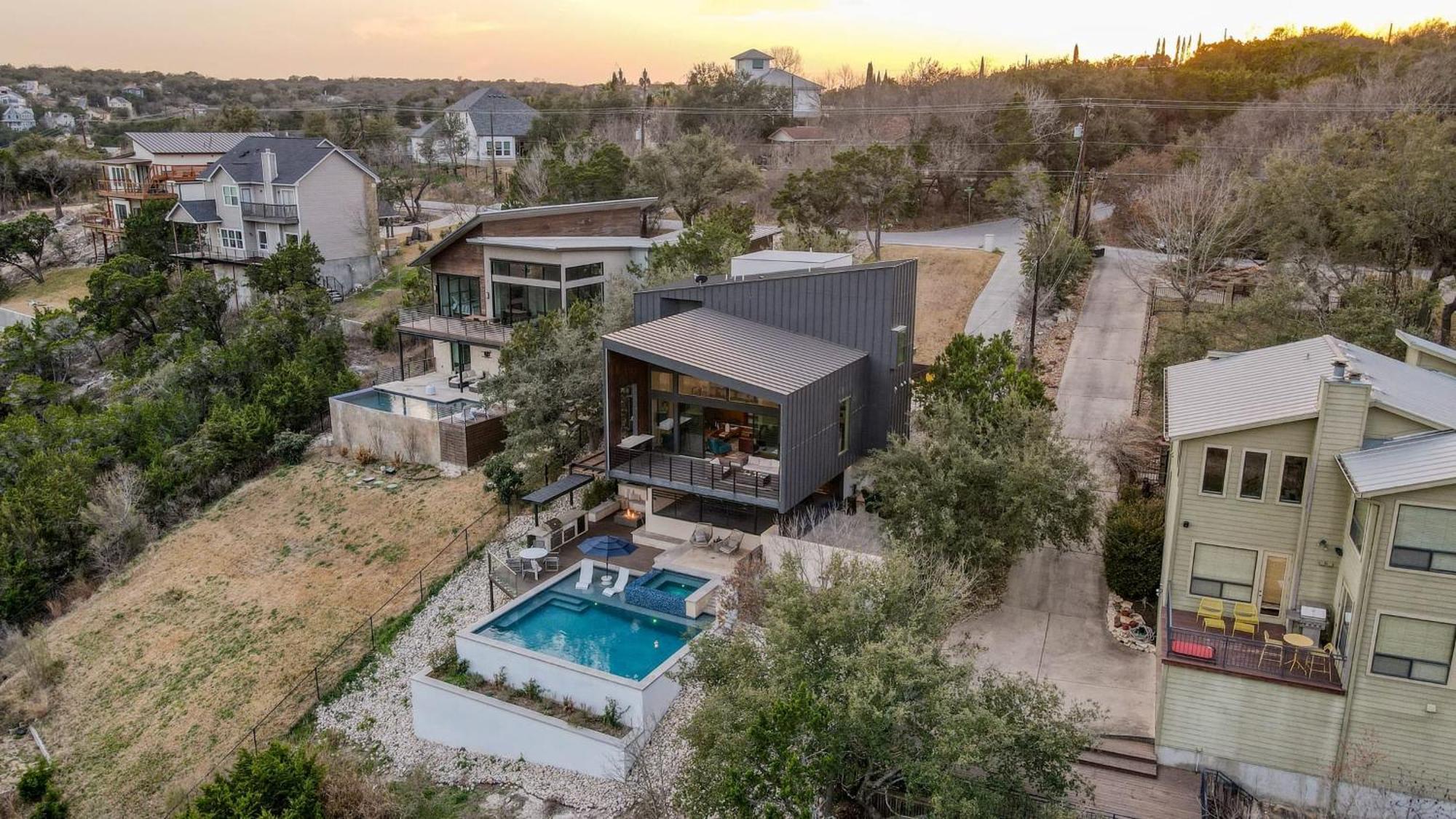 Holiday home Barton By Avantstay Views W Hot Tub Pool Ping Pong Austin
