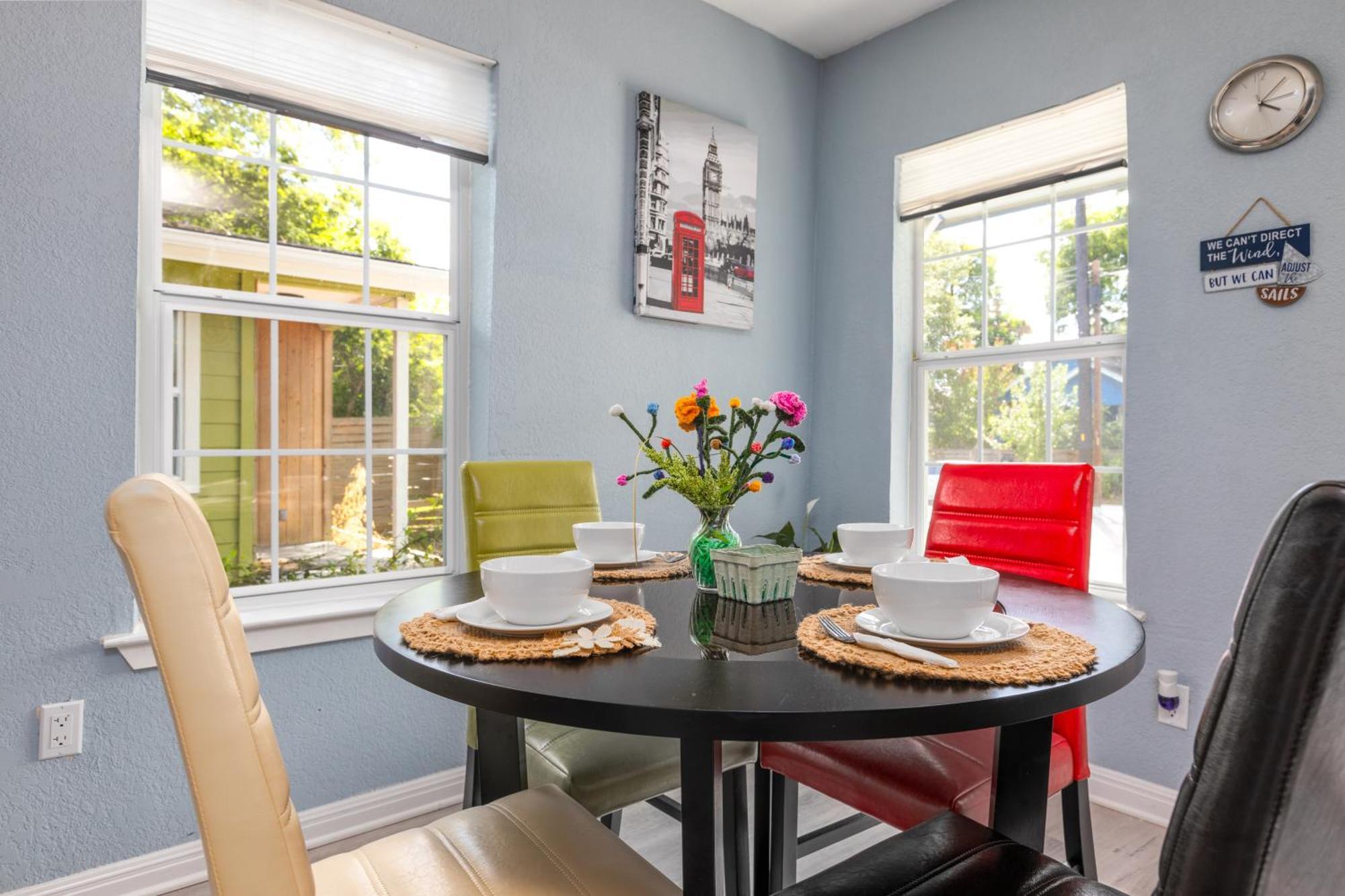 Vintage Vibes Meets Downtown Comfort - Walk To 6Th St & Dining Hotspots