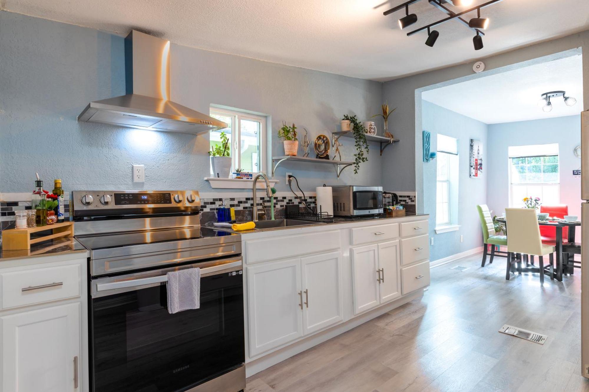Holiday home Vintage Vibes Meets Downtown Comfort - Walk To 6Th St & Dining Hotspots *