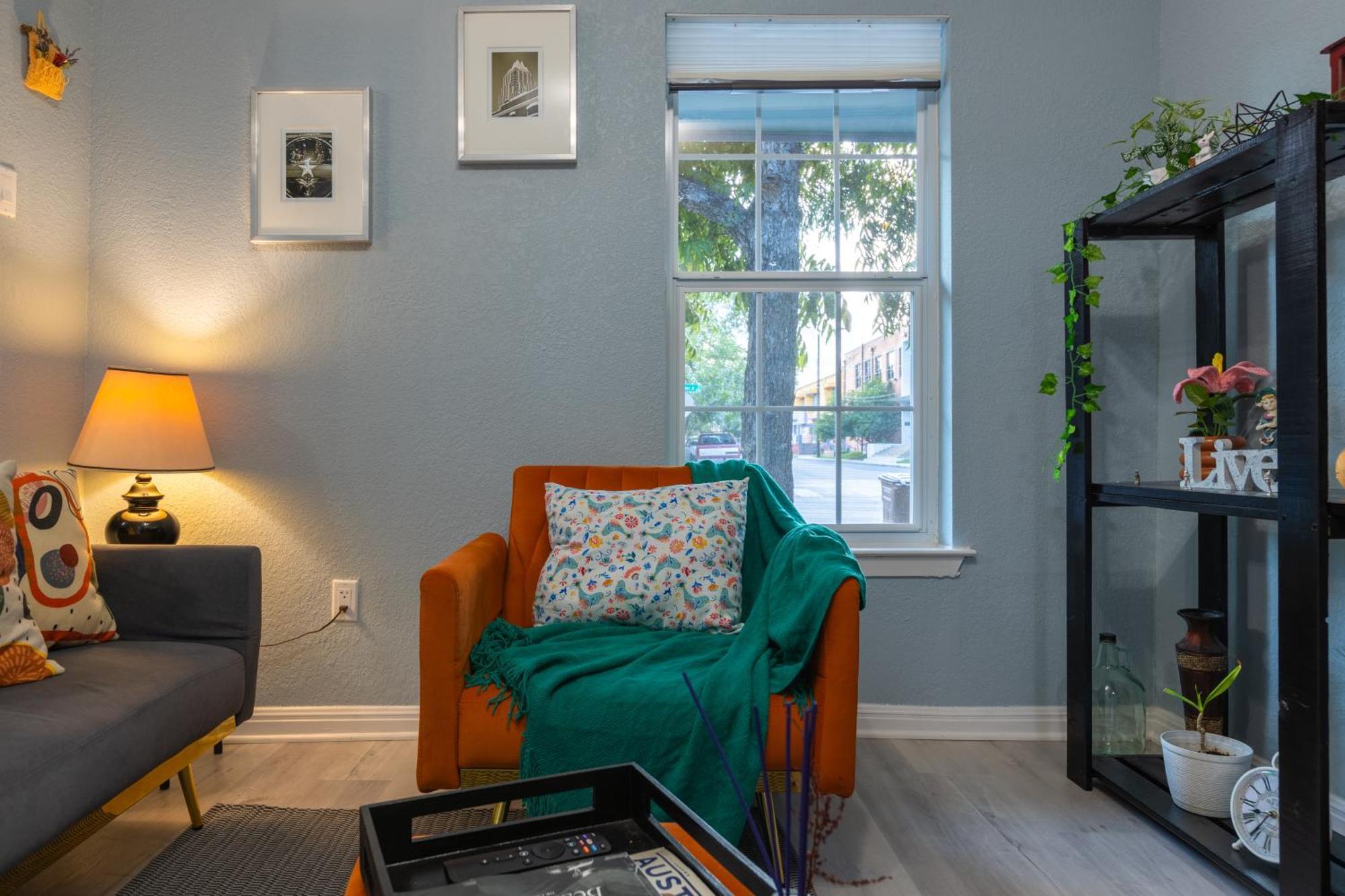 Vintage Vibes Meets Downtown Comfort - Walk To 6Th St & Dining Hotspots
