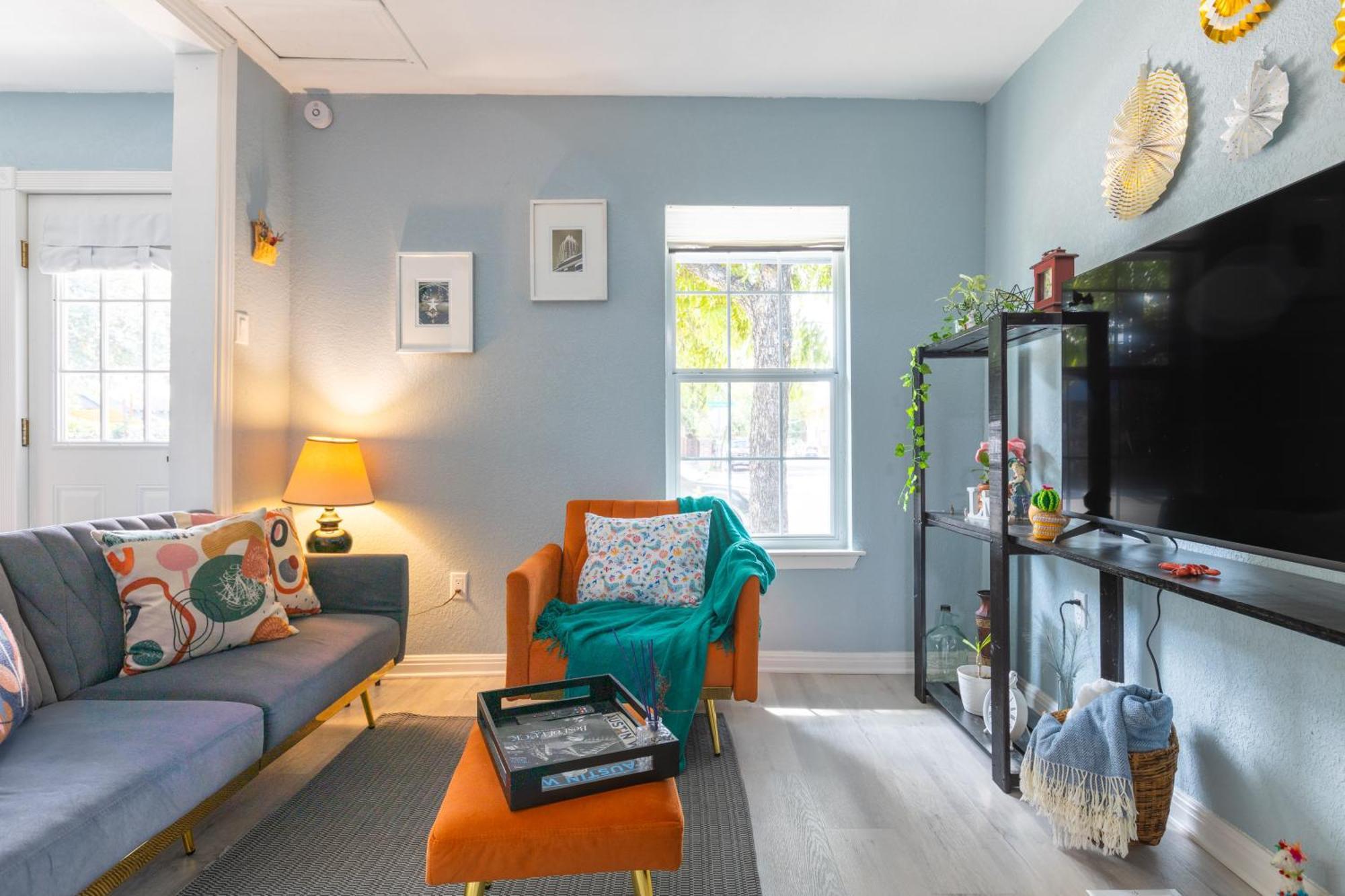 Vintage Vibes Meets Downtown Comfort - Walk To 6Th St & Dining Hotspots Holiday home