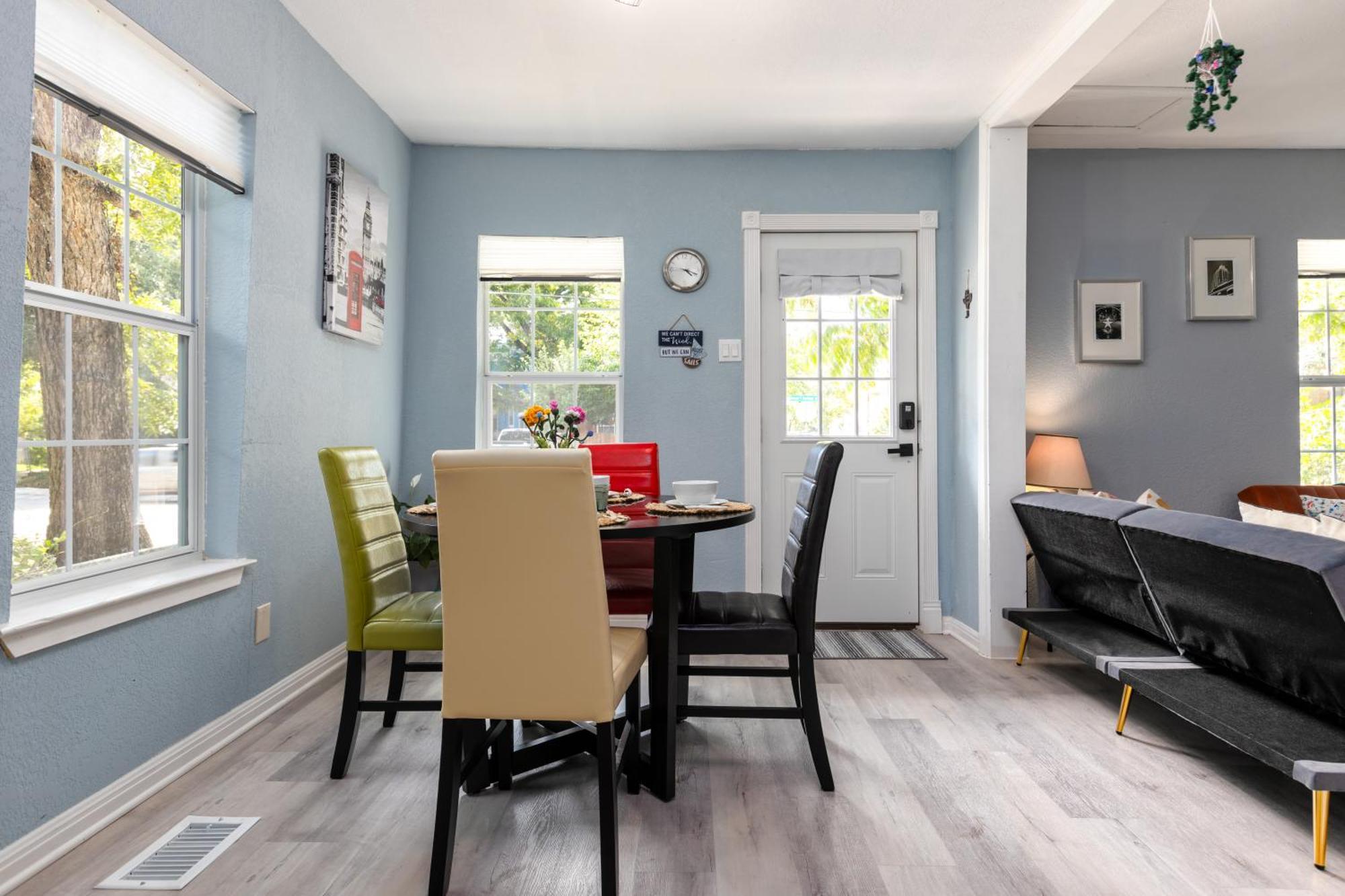 Vintage Vibes Meets Downtown Comfort - Walk To 6Th St & Dining Hotspots Holiday home