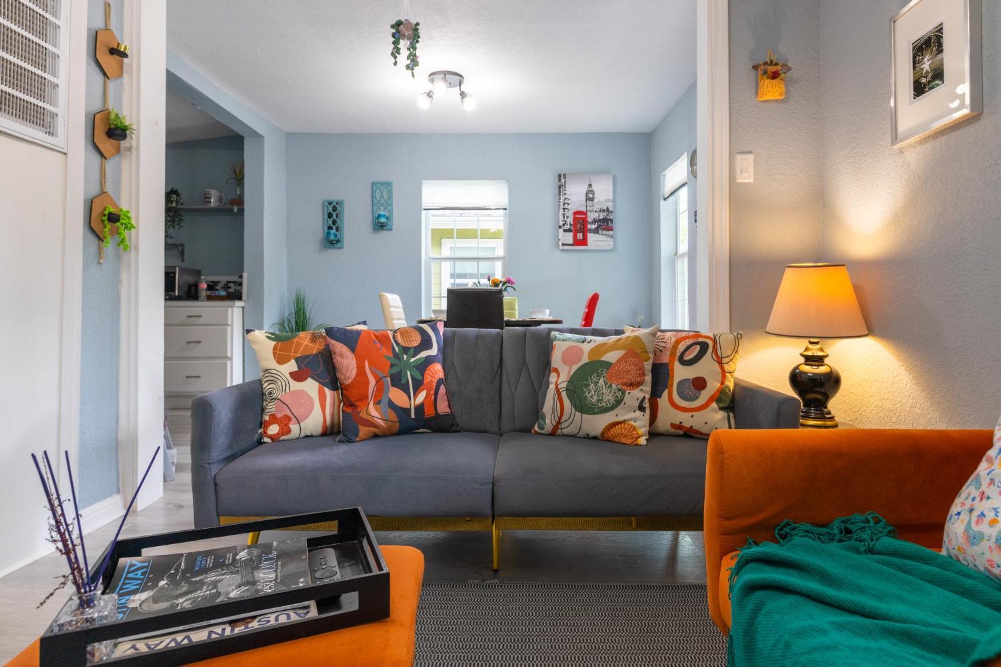Holiday home Vintage Vibes Meets Downtown Comfort - Walk To 6Th St & Dining Hotspots