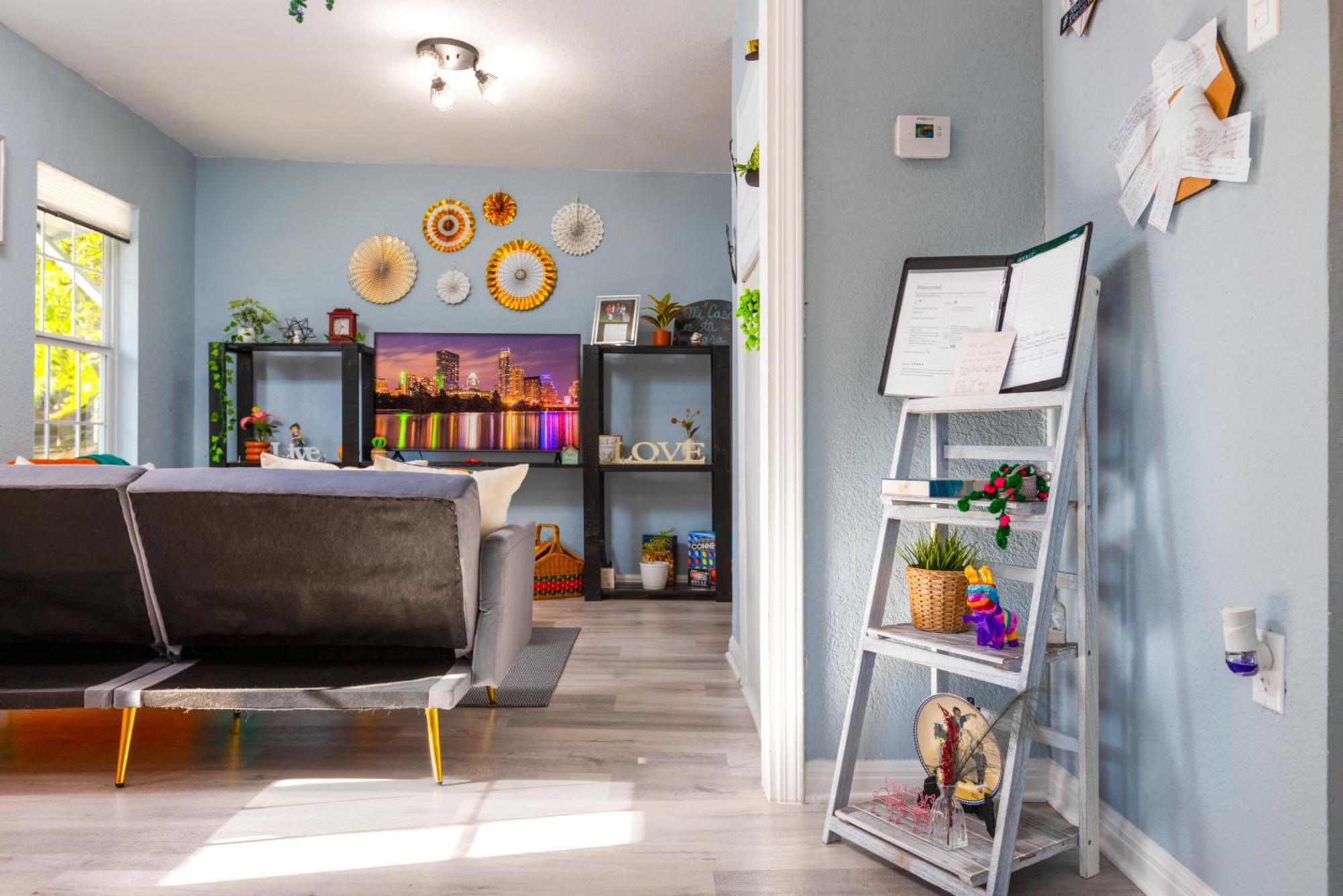 Vintage Vibes Meets Downtown Comfort - Walk To 6Th St & Dining Hotspots Holiday home Austin