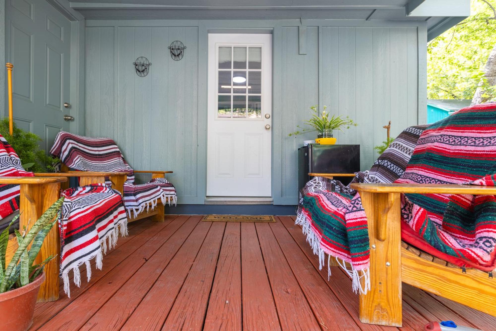 Vintage Vibes Meets Downtown Comfort - Walk To 6Th St & Dining Hotspots