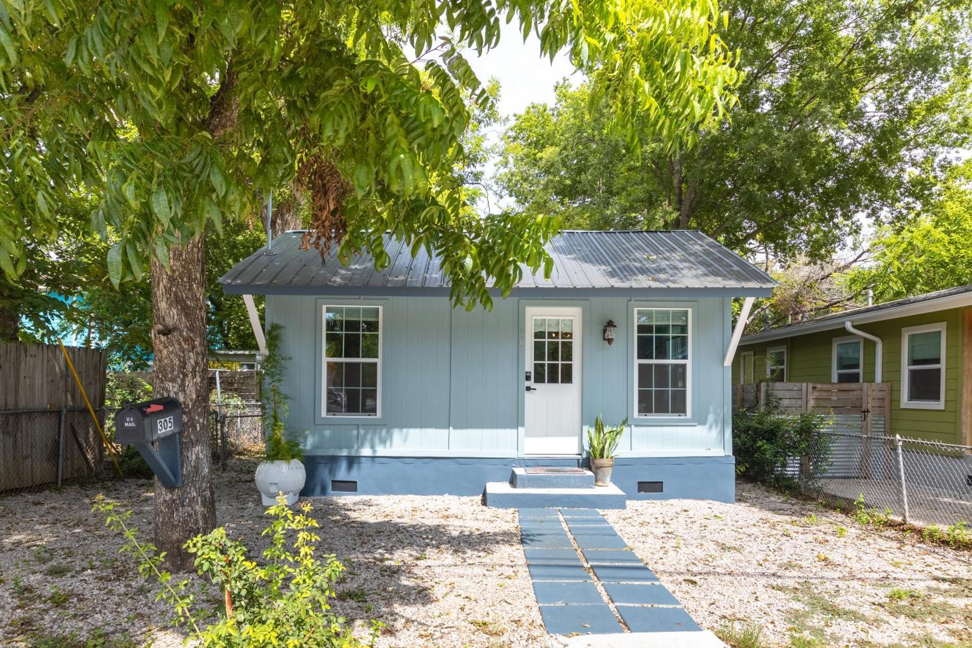 Vintage Vibes Meets Downtown Comfort - Walk To 6Th St & Dining Hotspots Holiday home