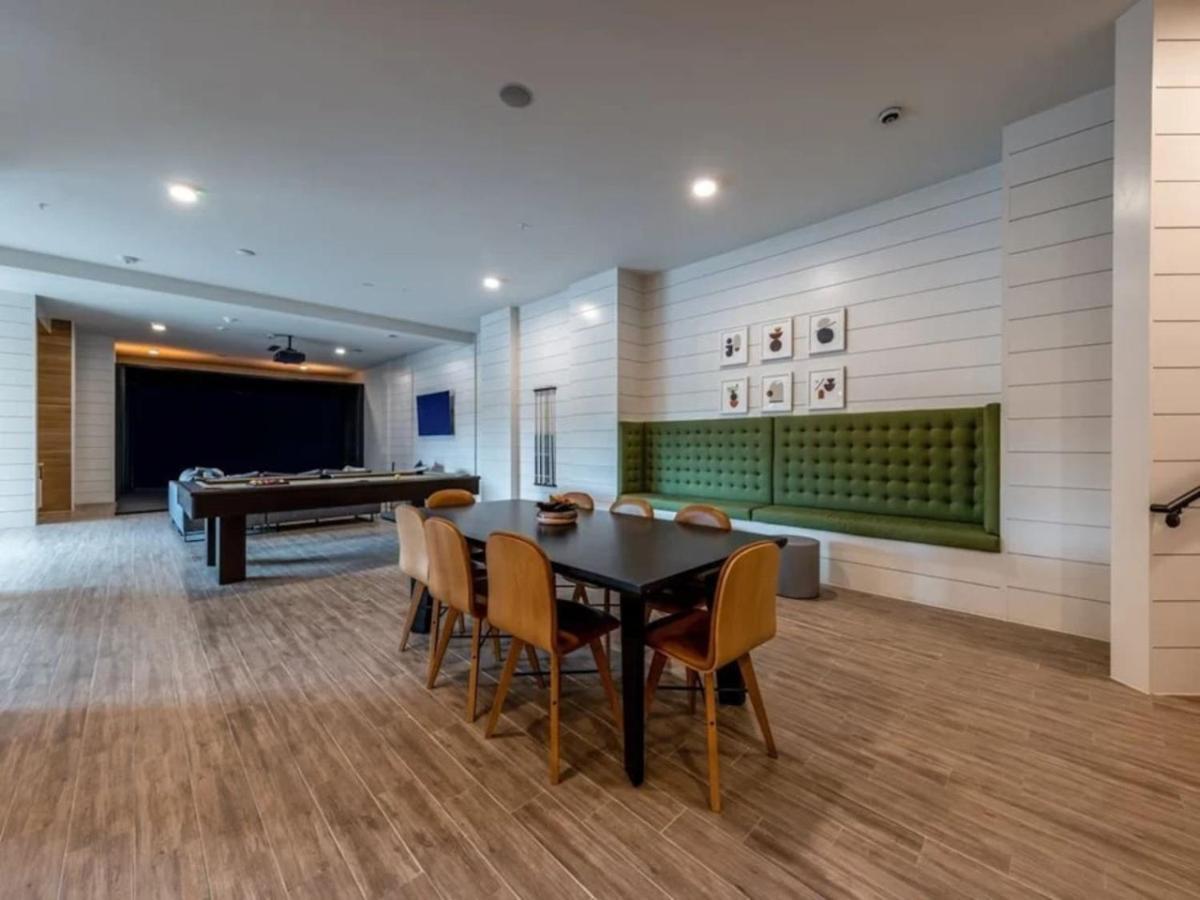 Luxurious New Unit 1bd1ba Pool Golf Sim Apartment