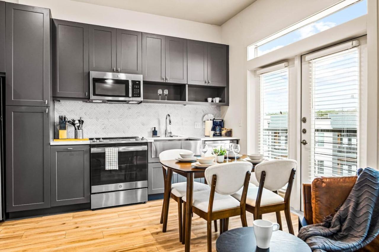 Luxurious New Unit 1bd1ba Pool Golf Sim Apartment