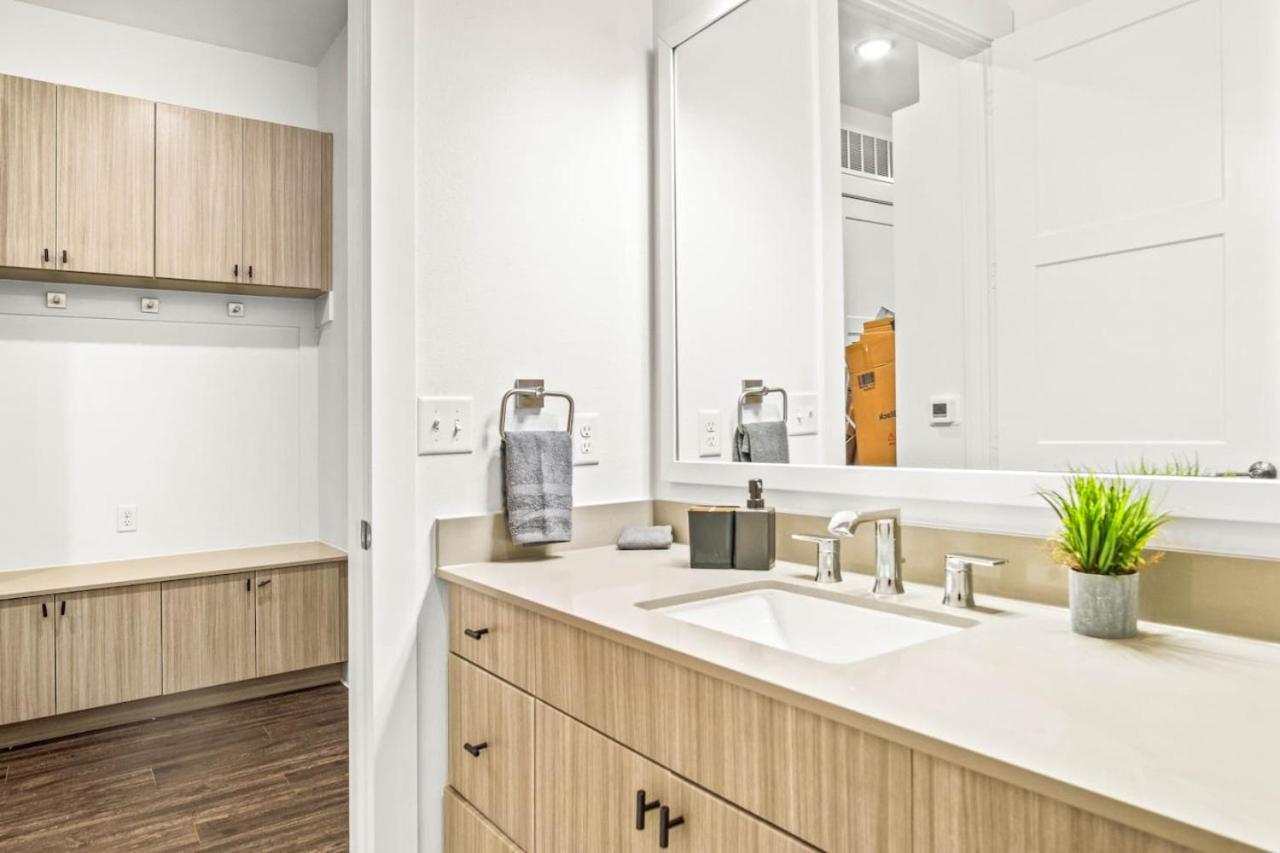 Luxurious New Unit 1bd1ba Pool, Golf Sim Apartment