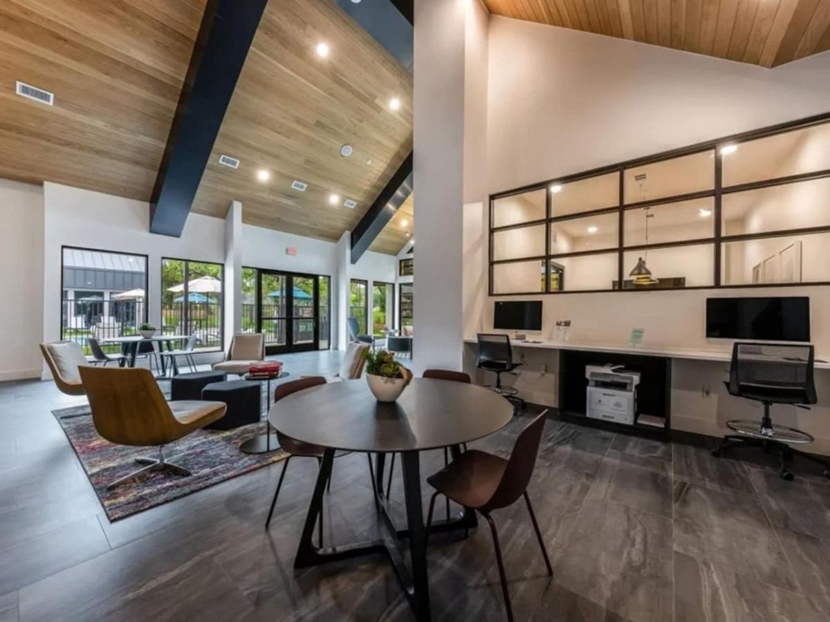 Apartment Luxurious New Unit 1bd1ba Pool, Golf Sim Austin